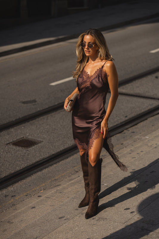 Vestido cetim c/ renda - castanho