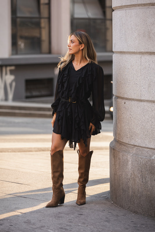 Vestido curto c folhos e cinto - preto