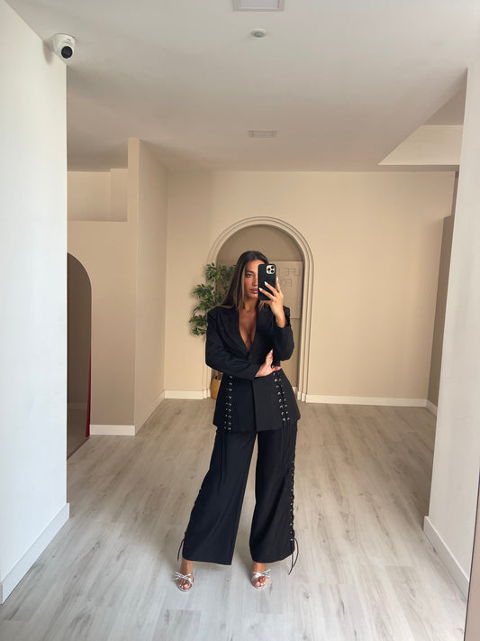 Calça em sarja c/ atilhos - Preto