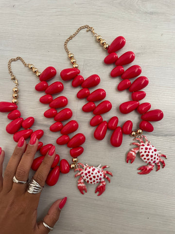 Colar vermelho c Caranguejo c pintas