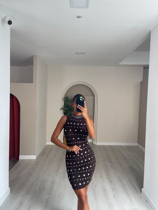Vestido de malha com tachas versão curta - castanho