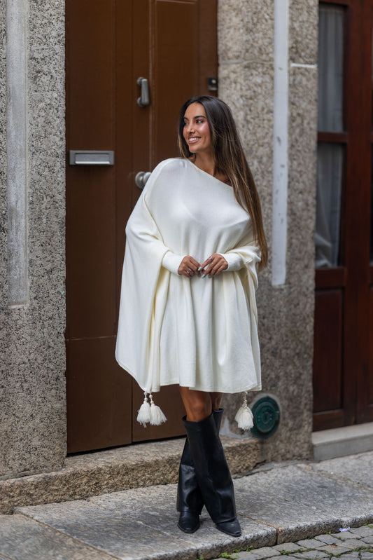 Poncho com pormenor de pompons no remate - branco