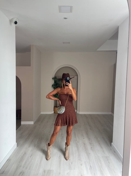 Vestido curto rendado - castanho