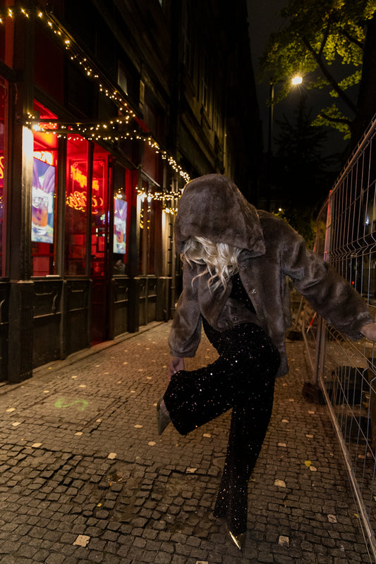 Casaco curto todo em pêlo c/ carapuço - castanho