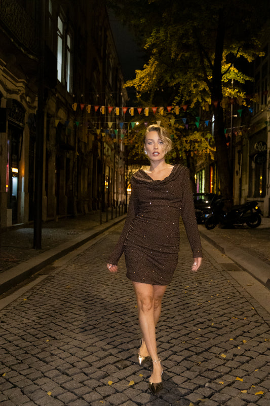 Vestido curto c/ lantejoulas e drapeado - Castanho