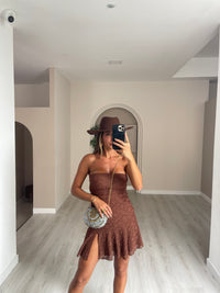 Vestido curto rendado - castanho