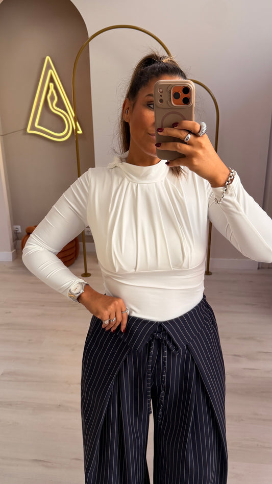 Body com drapeado branco