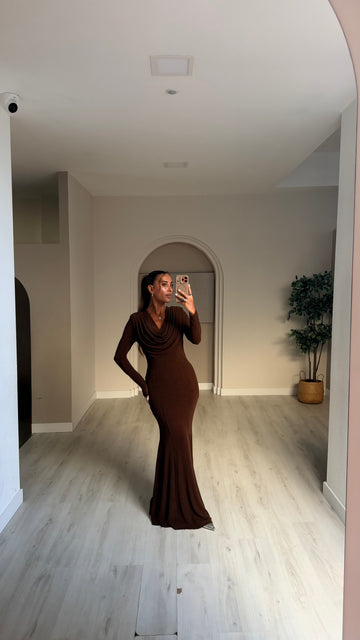 Vestido comprido com drapeado no decote - castanho