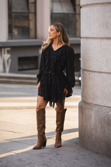 Vestido curto c folhos e cinto - preto