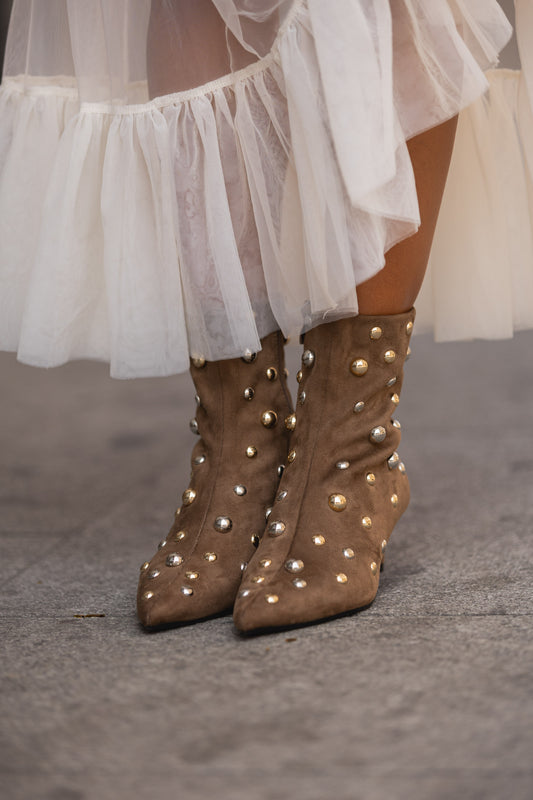 Bota com tachas - camel