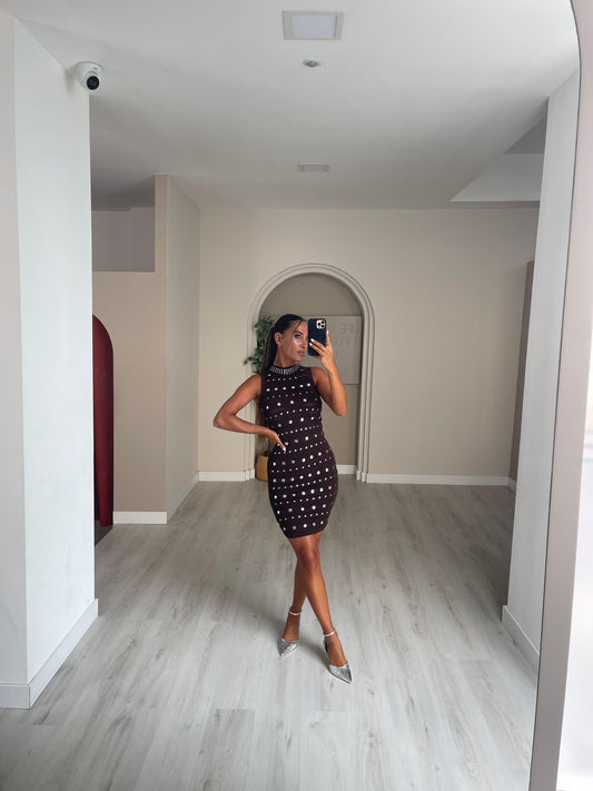 Vestido de malha com tachas versão curta - castanho