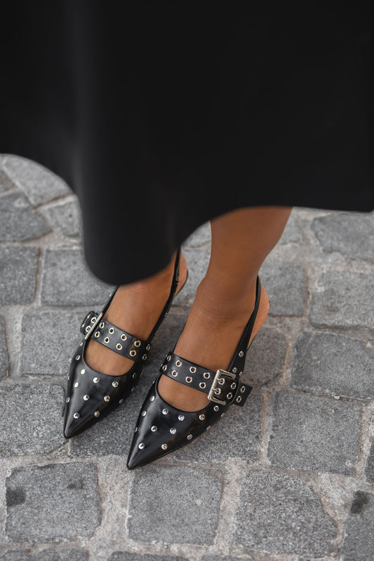 Sapato c tachas preto