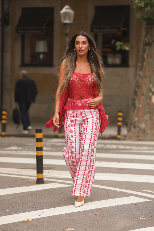 Calça c/bordado rosa e vermelho