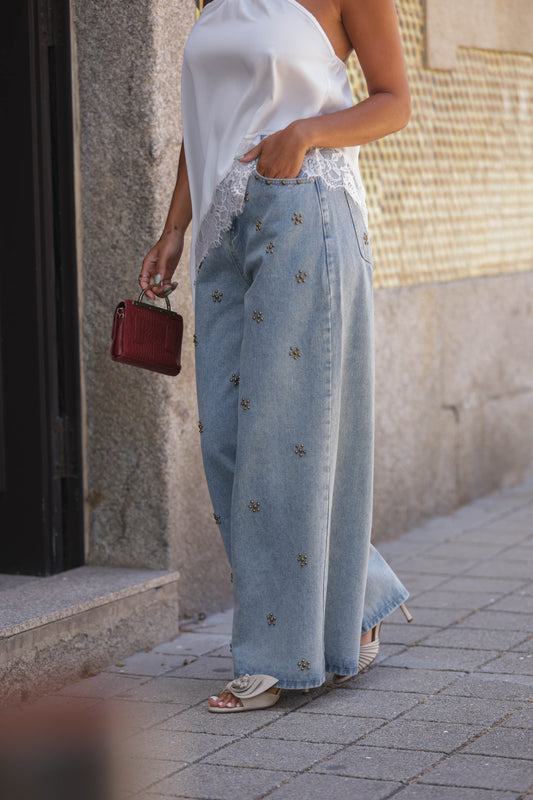Calça de ganga c/ aplicações douradas