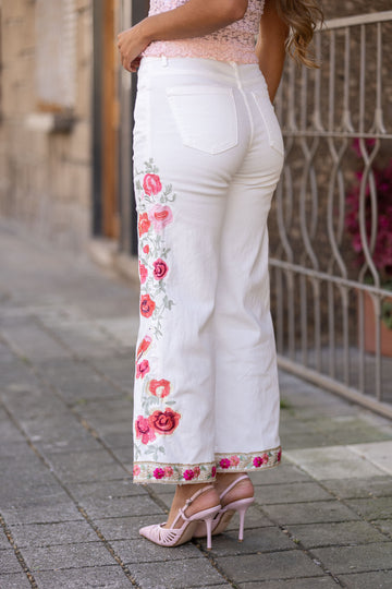 Calça de ganga branca c/ bordado lateral
