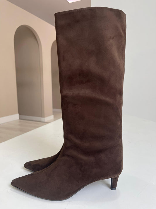 Bota cano médio castanhas