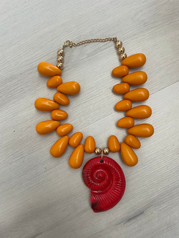 Colar laranja c concha vermelha