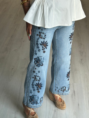 Calça de ganga c/ flores bordadas azuis