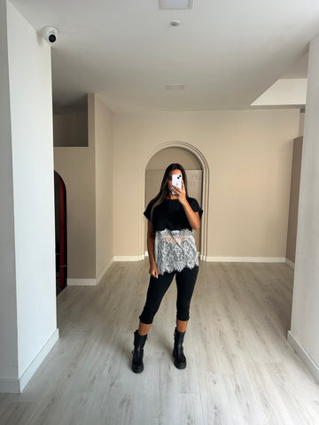 Tshirt c/ remate em renda - Preto