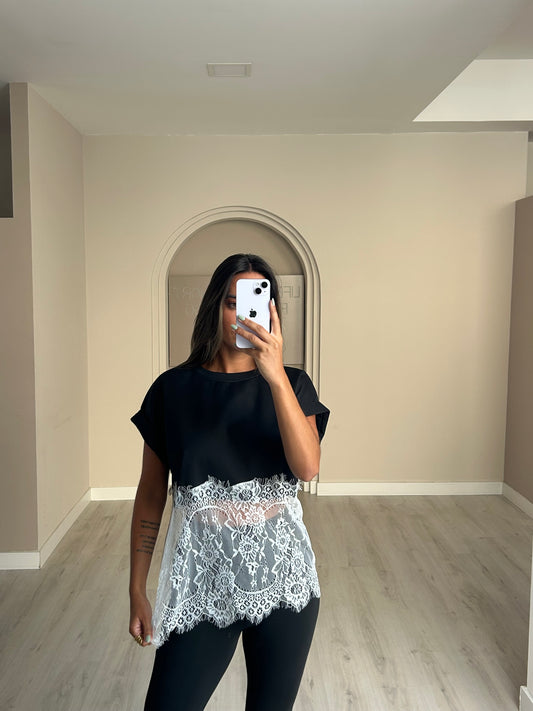 Tshirt c/ remate em renda - Preto