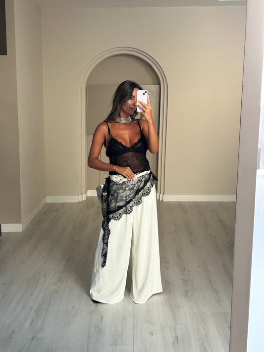 Calça fluida c/ cinto de tachas - Branco