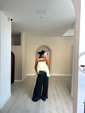 Calça fluida c/ cinto de tachas - Preto