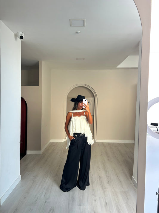 Calça fluida c/ cinto de tachas - Preto