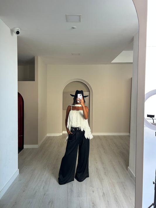 Calça fluida c/ cinto de tachas - Preto