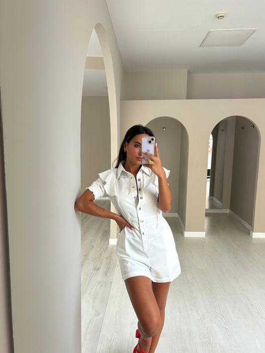 Jumpsuit branco com pormenores em bordado inglês