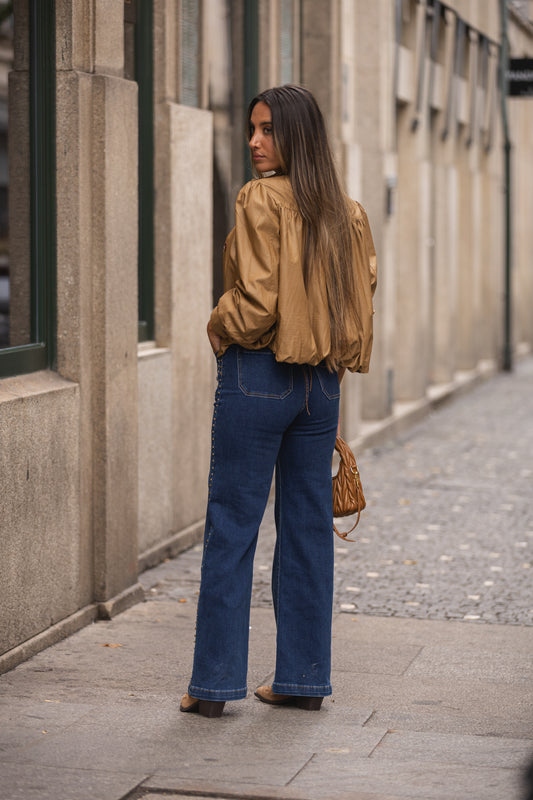Calça ganga escura c/ tachas