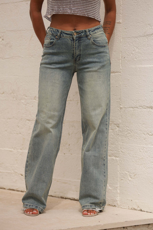 Calça c/bolso ecopele e tachas