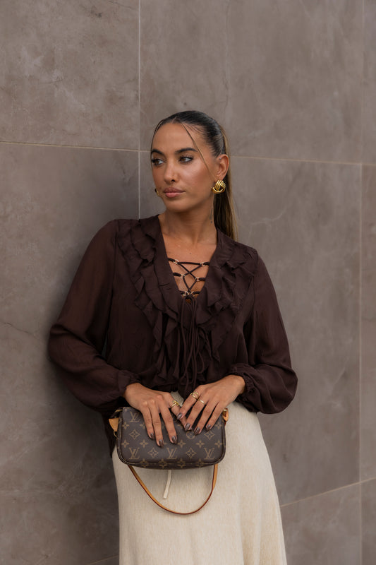 Blusa texturada c/ atilhos - castanha