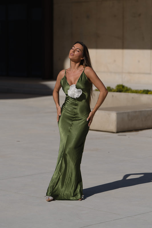 Vestido verde tropa com pormenor da flor em branco