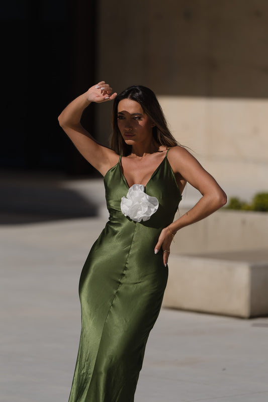 Vestido verde tropa com pormenor da flor em branco