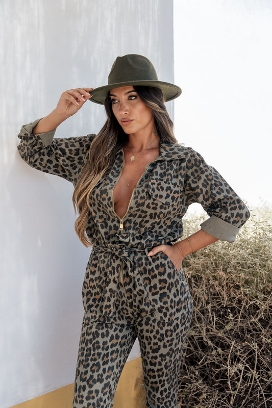 jumpsuit leopardo - fundo verde