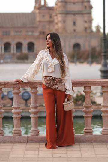 Blusa com Folhos e Tachas - Bege