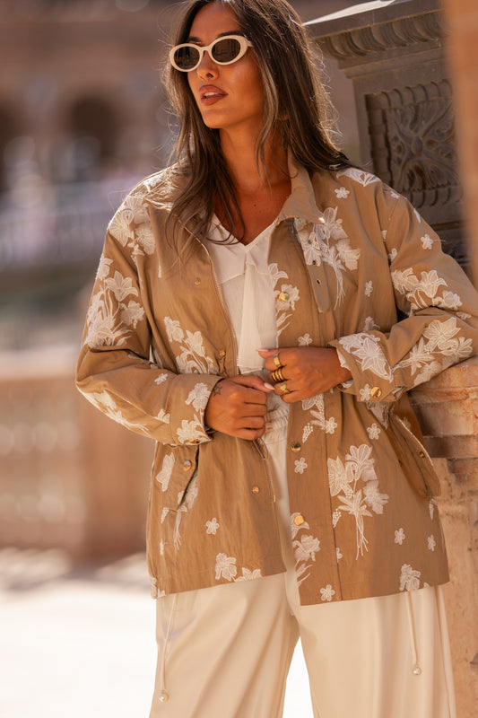 Gabardine camel com bordado