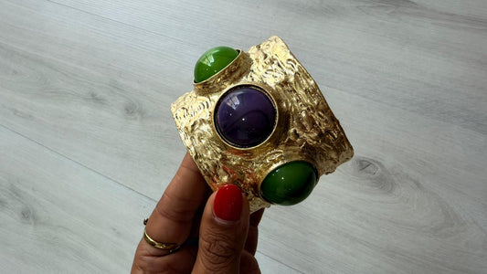 Pulseira dourada c/pedras verdes e roxas