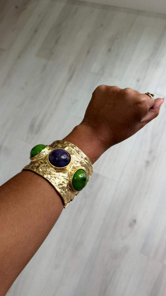 Pulseira dourada c/pedras verdes e roxas