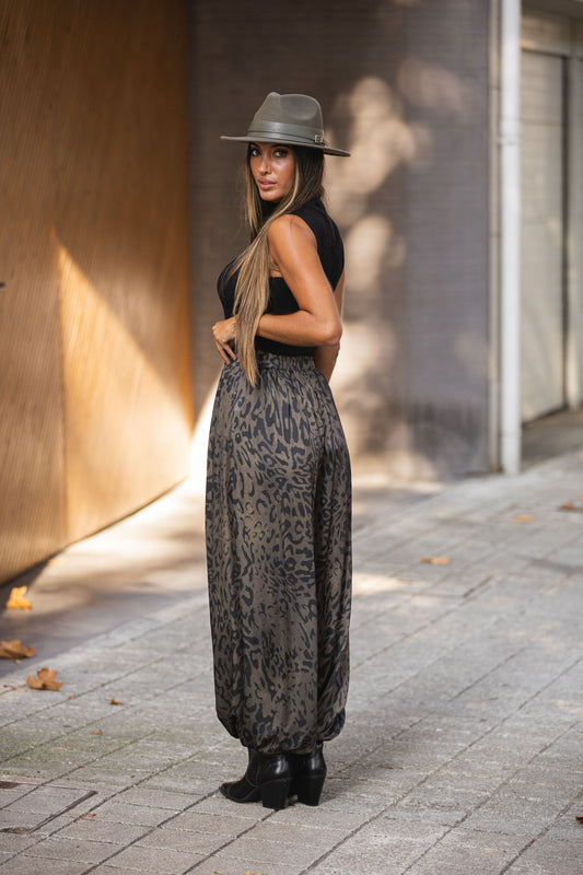 Calça cetim leopardo verde