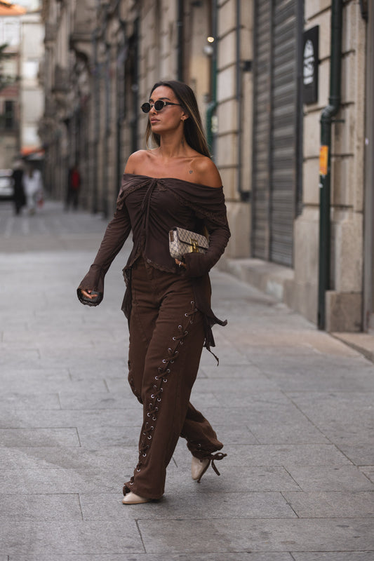 Blusa off shoulder - castanho