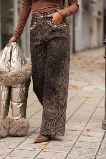 Calça ganga c/ padrão castanho c/ brilhos nos bolsos