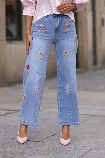 Calça de ganga c/ flores bordadas