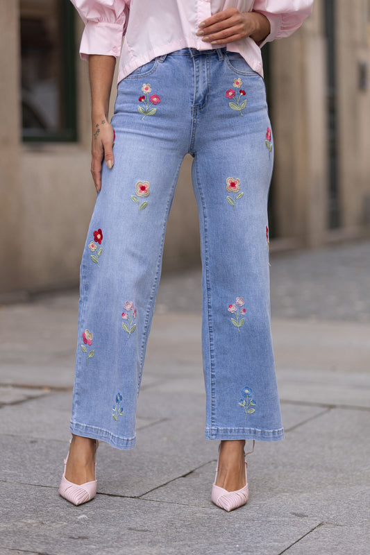 Calça de ganga c/ flores bordadas