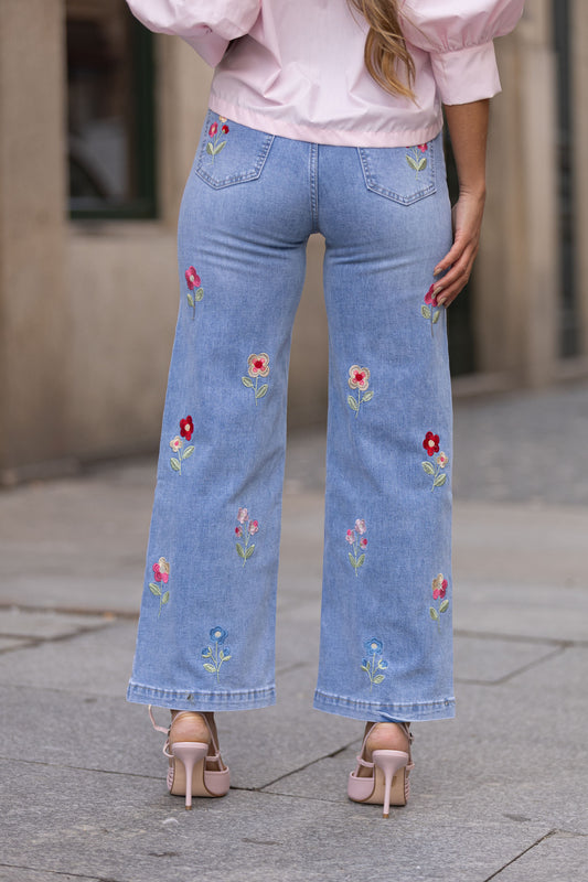 Calça de ganga c/ flores bordadas