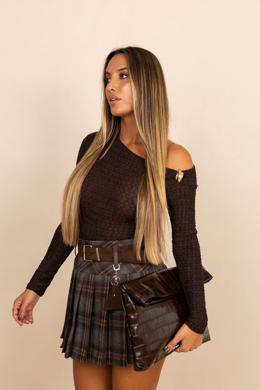 body texturado c/ ombro à mostra -castanho