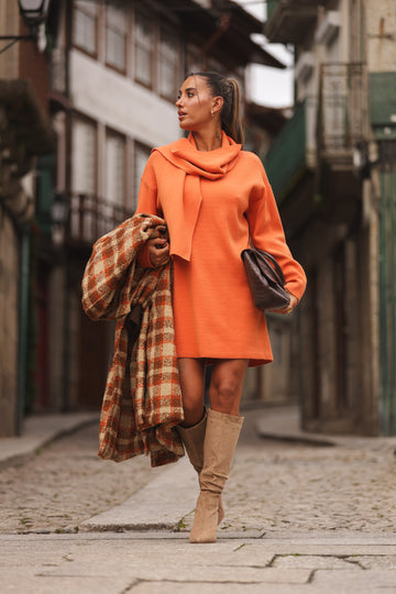 Vestido c/ cachecol embutido - laranja
