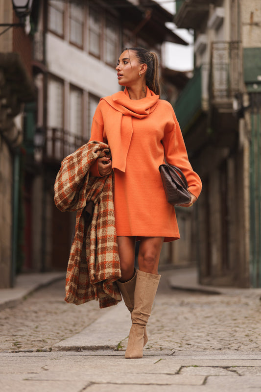 Vestido c/ cachecol embutido - laranja