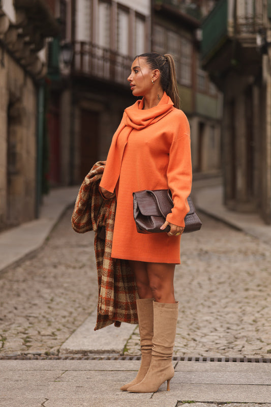 Vestido c/ cachecol embutido - laranja