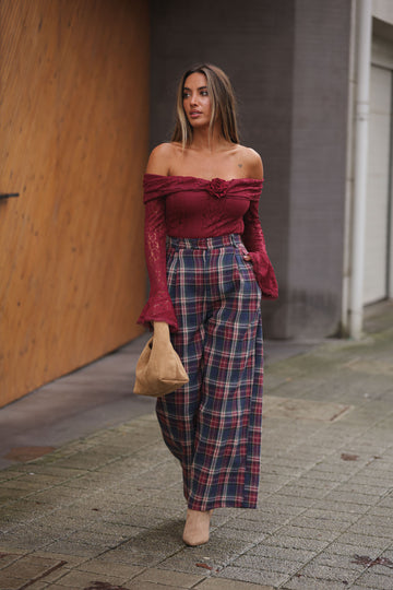 Blusa off shoulder c/ flor - bordeux